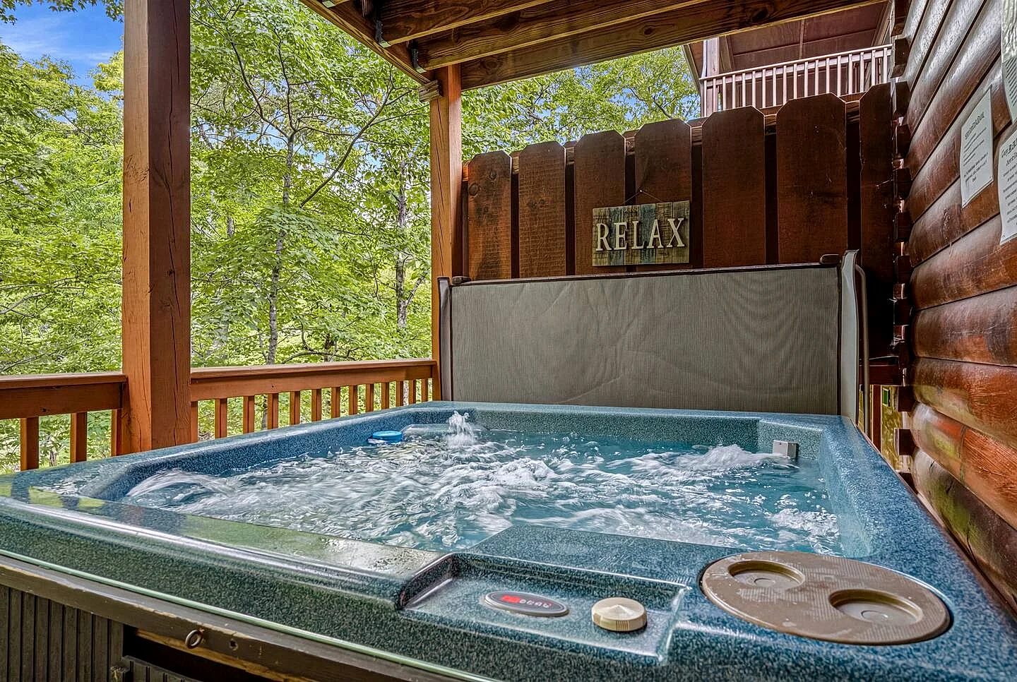 Dolly’s Back Yard Pigeon Forge Cabin with Hot Tub, Pool Access