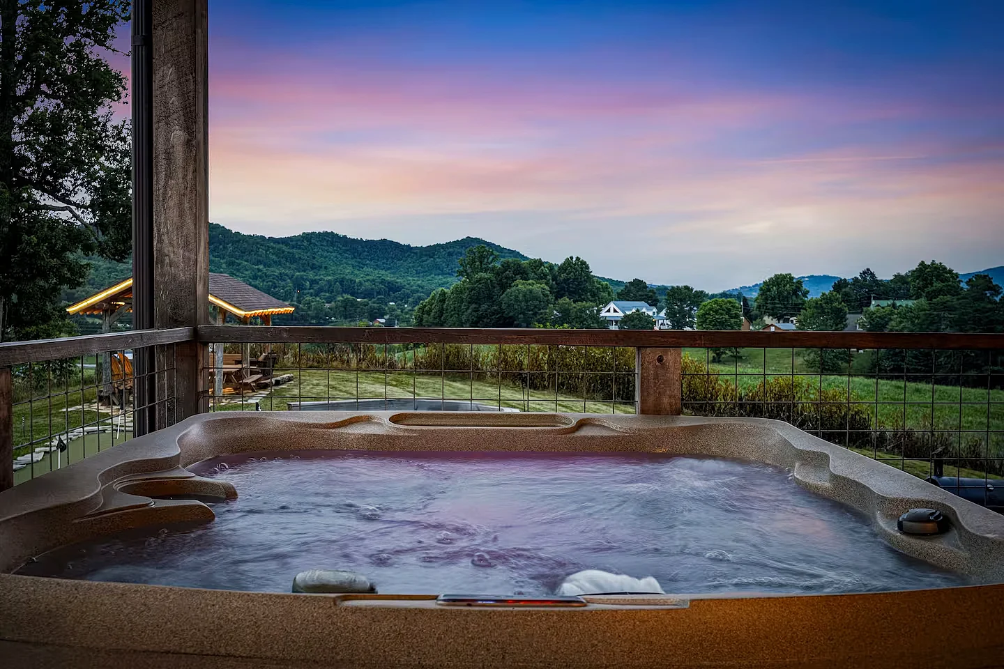 Just Like Paradise – Wears Valley Cabin with Hot Tub in Sevierville, Tennessee, United States — photo 2