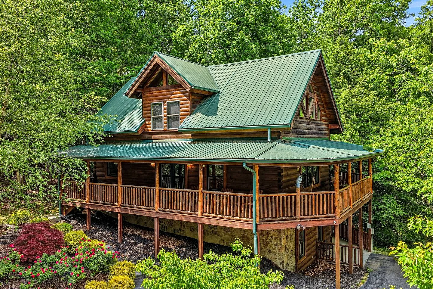 Maywood Cove – Smoky Mountain Cabin with Hot Tub & Pool Table