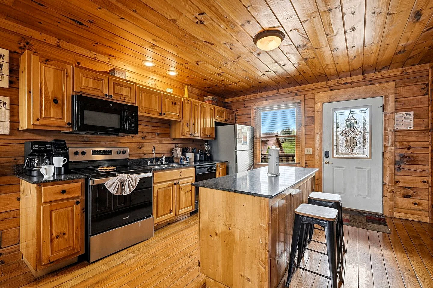 Mountain Pool Lodge – Sevierville Cabin with Indoor Pool in Sevierville, Tennessee, United States — photo 4