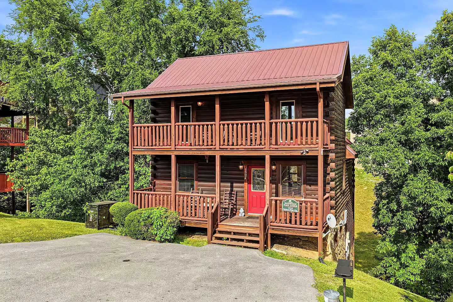 Mountain Pool Lodge – Sevierville Cabin with Indoor Pool in Sevierville, Tennessee, United States — photo 2
