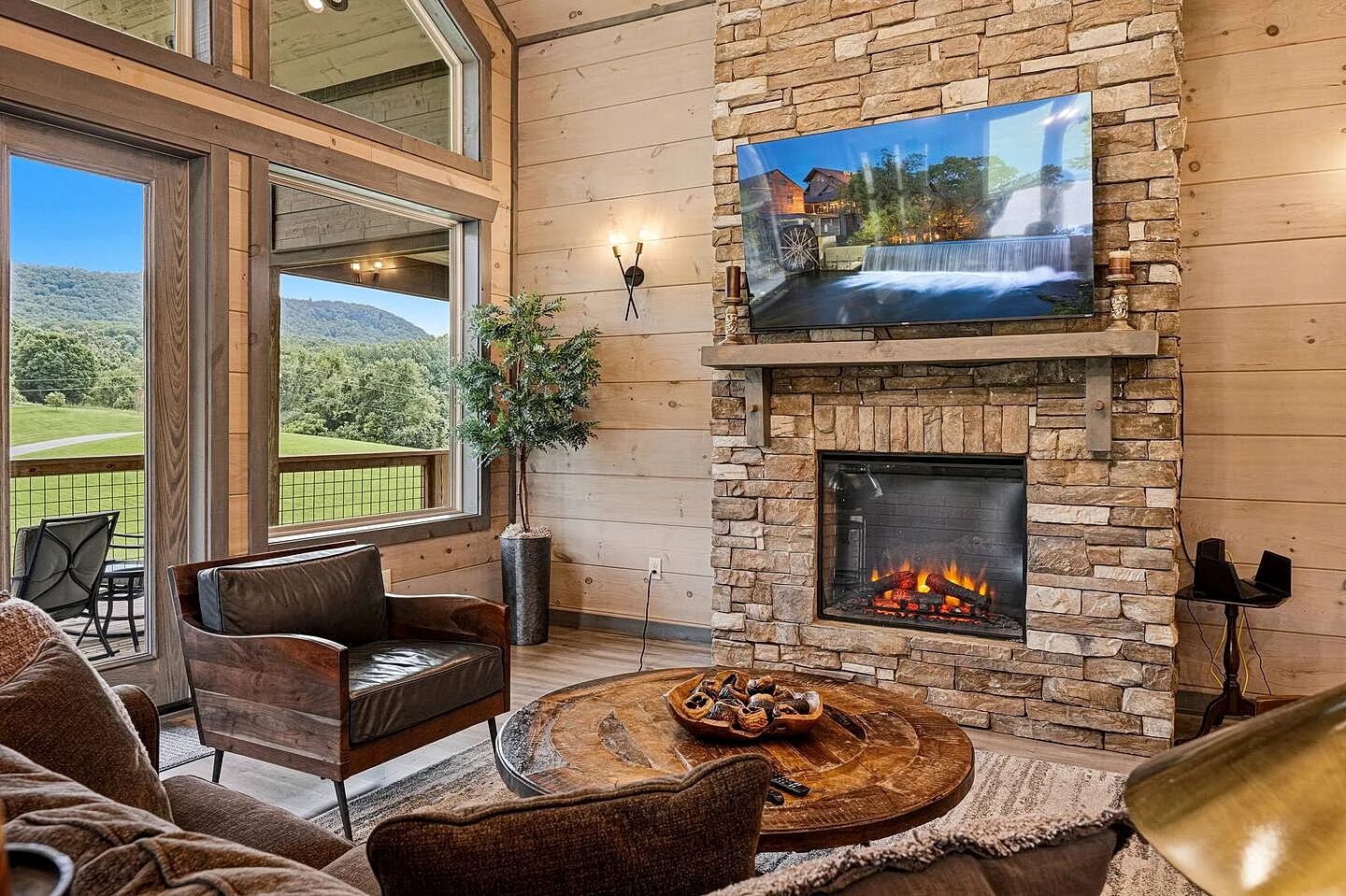 Sugar Tree Chalet, Pigeon Forge Cabin with Hot Tub & more in Sevierville, Tennessee, United States — photo 5