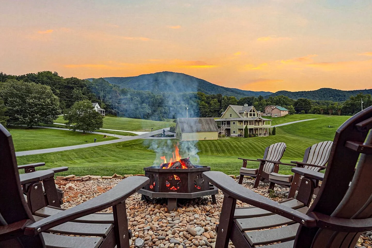 Sugar Tree Chalet, Pigeon Forge Cabin with Hot Tub & more in Sevierville, Tennessee, United States — photo 3