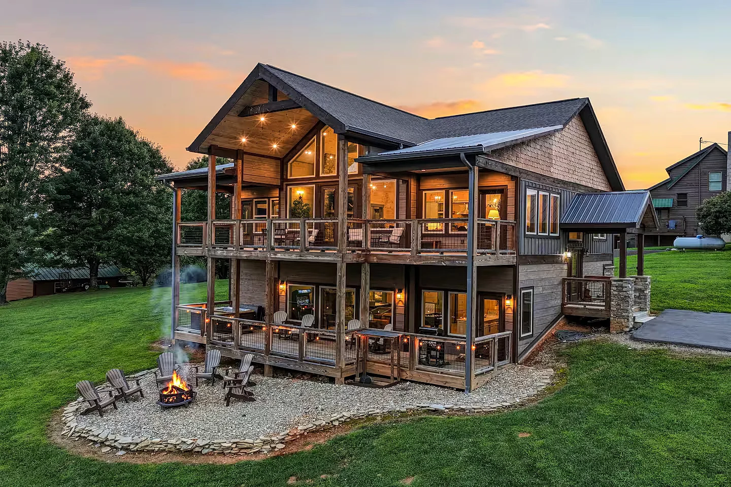 Sugar Tree Chalet, Pigeon Forge Cabin with Hot Tub & more in Sevierville, Tennessee, United States — photo 2