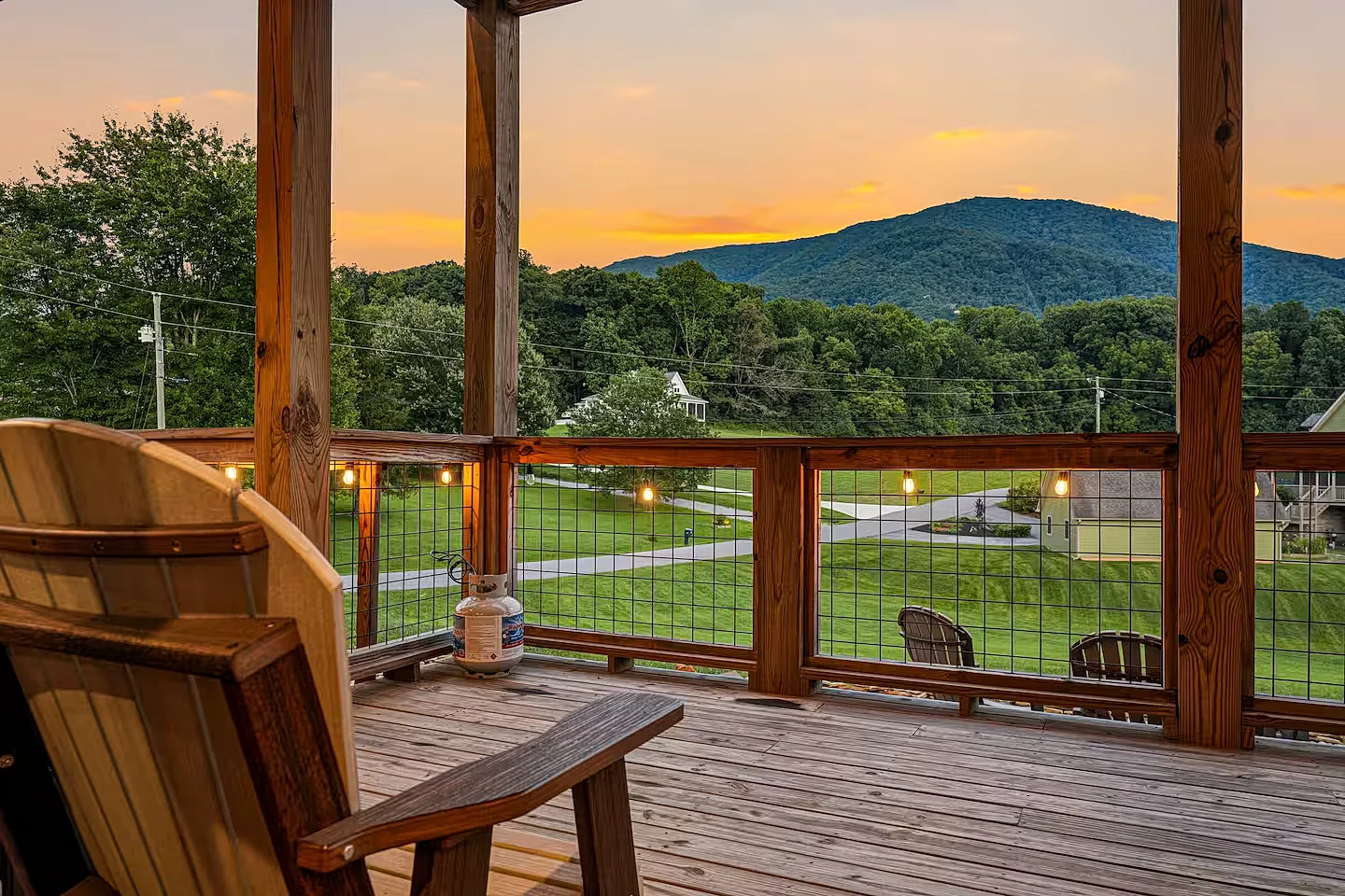 Sugar Tree Chalet, Pigeon Forge Cabin with Hot Tub & more in Sevierville, Tennessee, United States — photo 4