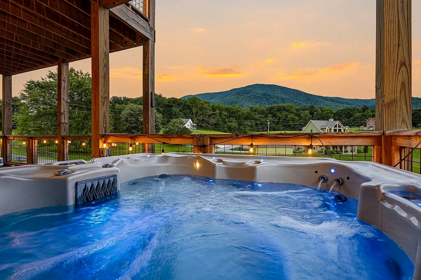 Sugar Tree Chalet, Pigeon Forge Cabin with Hot Tub & more