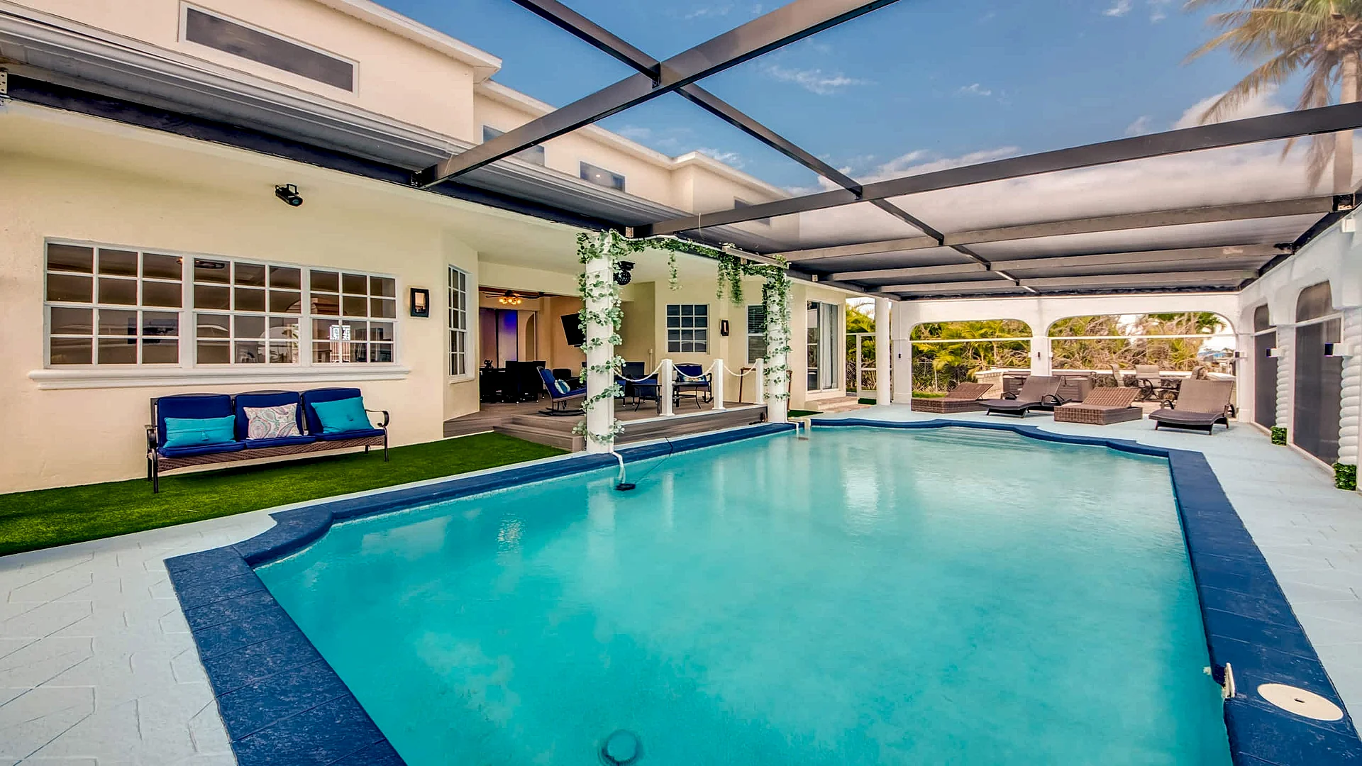 Golden Globe - luxury on the canal with pool/spa in Cape Coral, Florida, United States — photo 3
