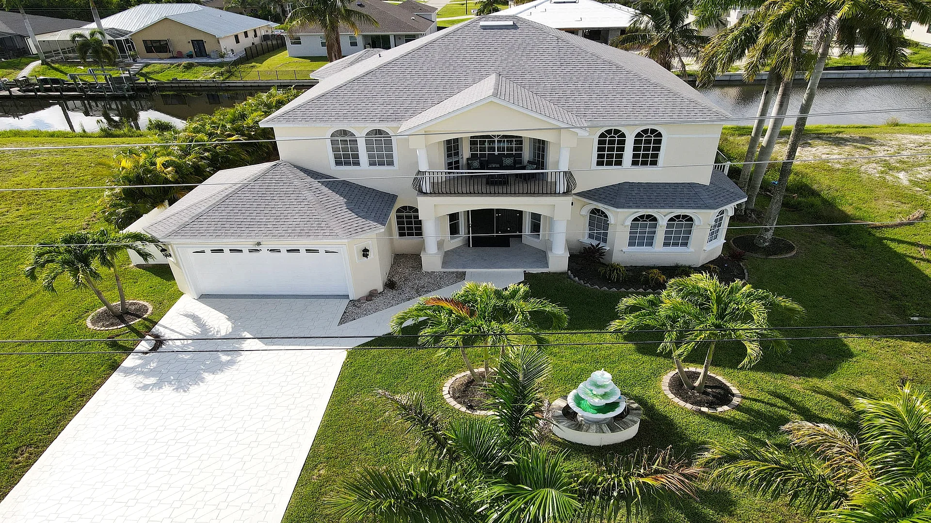 Golden Globe - luxury on the canal with pool/spa in Cape Coral, Florida, United States — photo 5