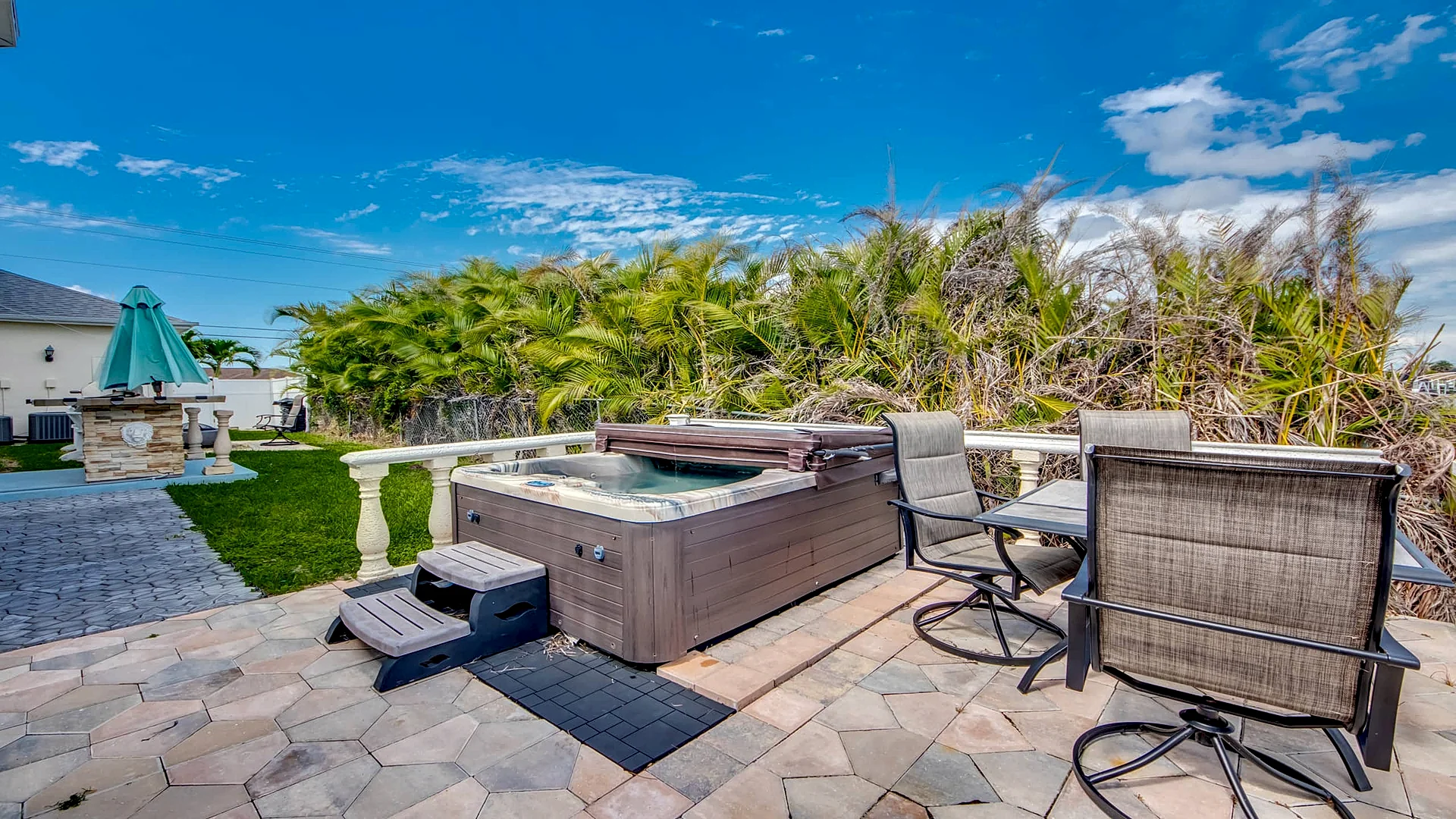 Golden Globe - luxury on the canal with pool/spa in Cape Coral, Florida, United States — photo 4