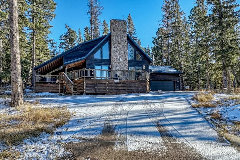 Mountainside Chalet - 1 block from ski lodge!