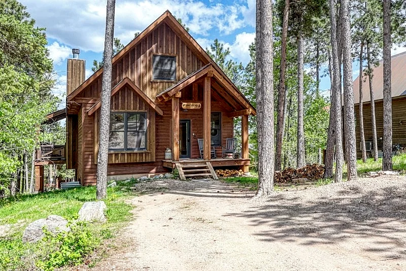 Moose Tracks Lodge - private hot tub, internet, paved roads