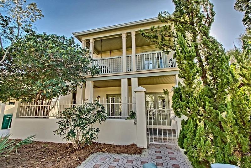 Southside of 30A, Gated beachfront pool sleeps 7 , 2 min walk to Rosemary, NEW!