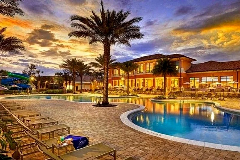 4 BR unit with 2 King Size Ensuite BR , 3 Mi to Disney, 1 min to Pool, Free WiFi