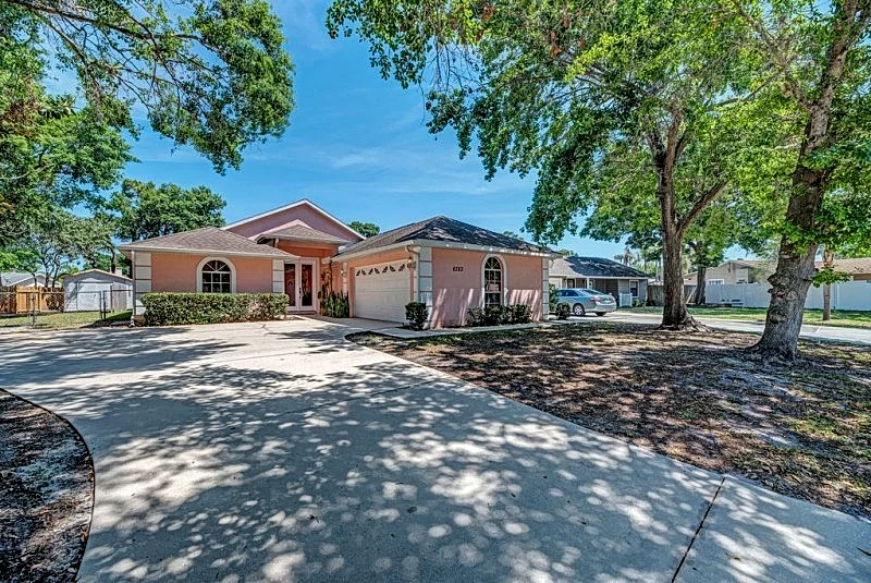 Family-Friendly Retreat: 2 Primary Bedrooms each with Ensuites