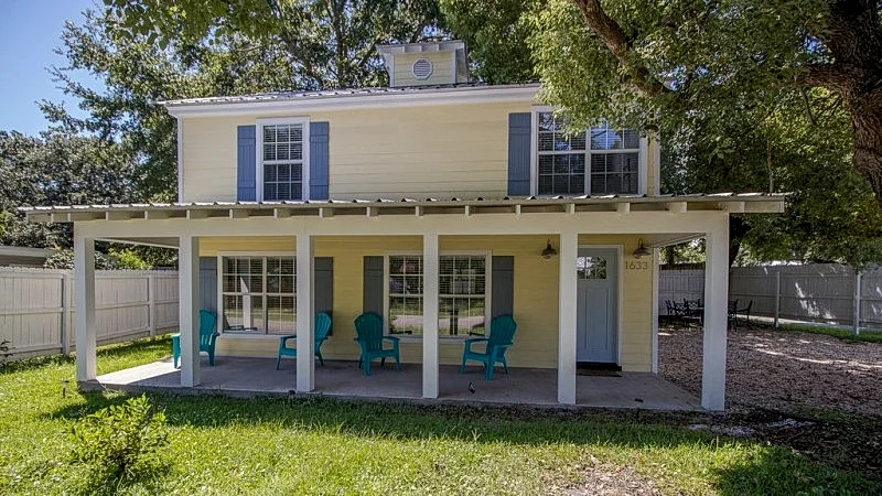 An Historic Carriage House-Stroll, Bike, or Drive all over downtown Gulfport!