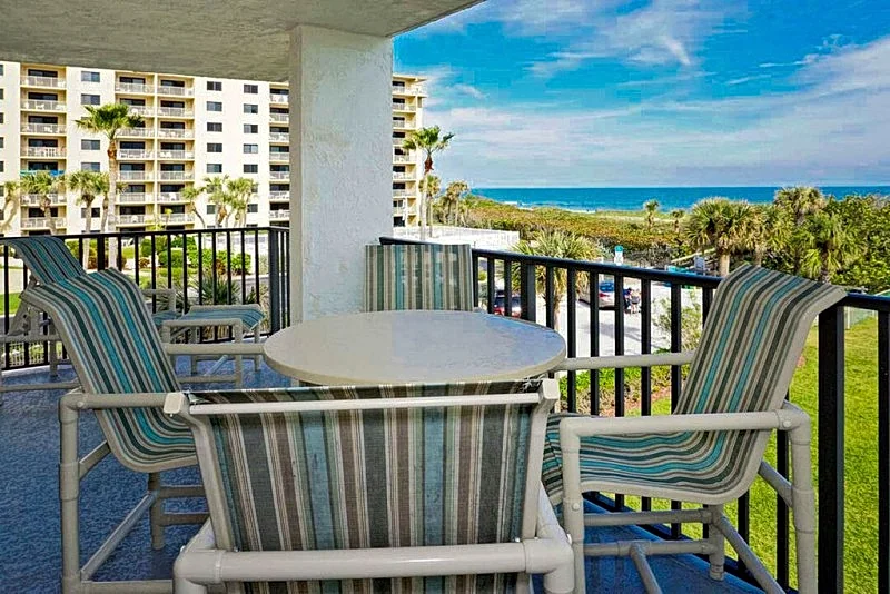 Bright DIRECT Oceanfront Corner Condo. On the Beach! Amazing Views!