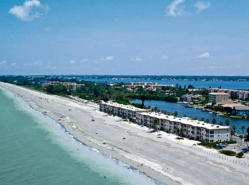 Beachfront Dreamcondo in Paradise