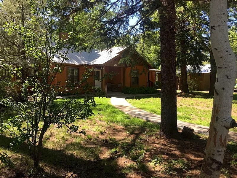 Cozy Cabin Only 5 Blocks From Rainbow Lake! Walk To Fishing! Great Rates!