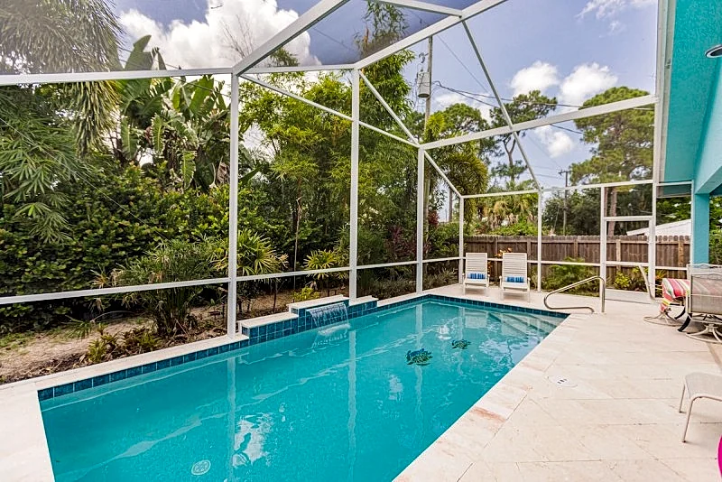 Spacious & Luxurious.. Walk to beach..New Heated Pool