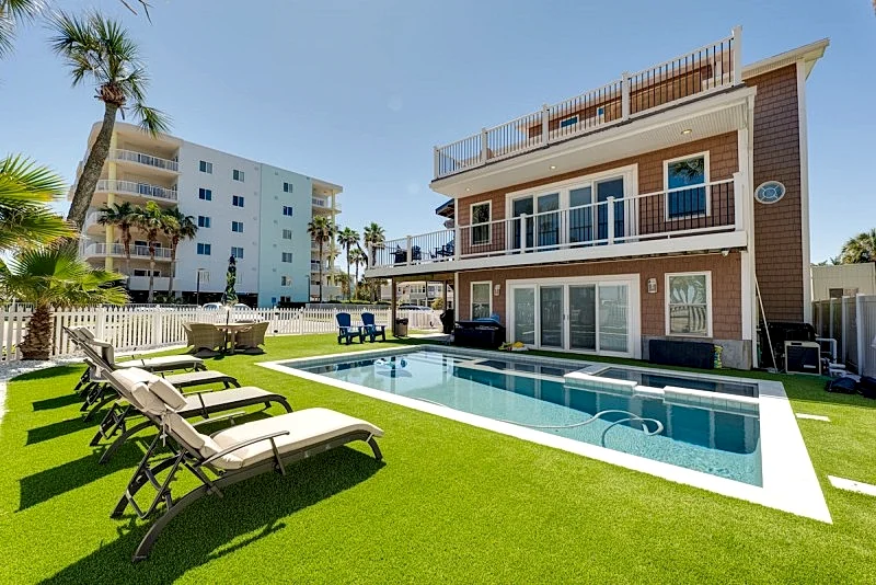 Be A Nomad | Ocean view pool home