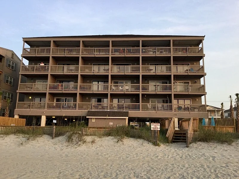 Beachfront Condo, ground parking, beach, Pool, 20 Ft to beach, 1mi to pier/dwtn