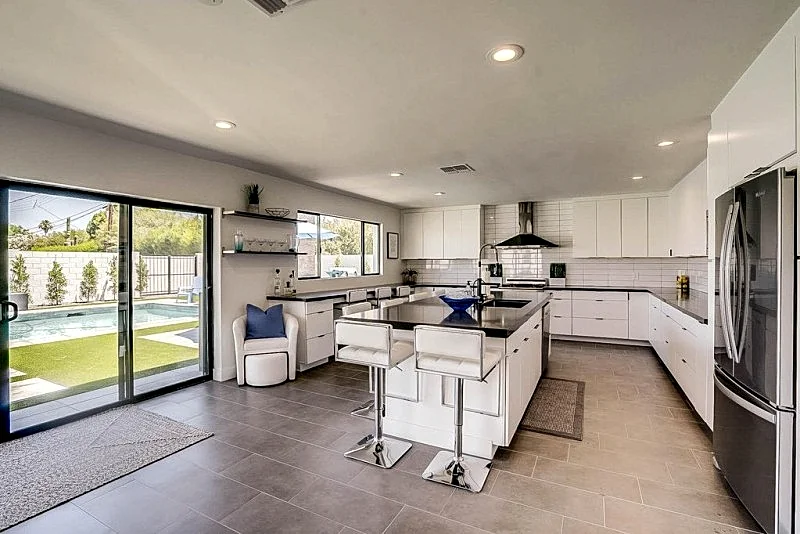 New Modern 4bd, pool/spa 1 minute walk to old town hot spots