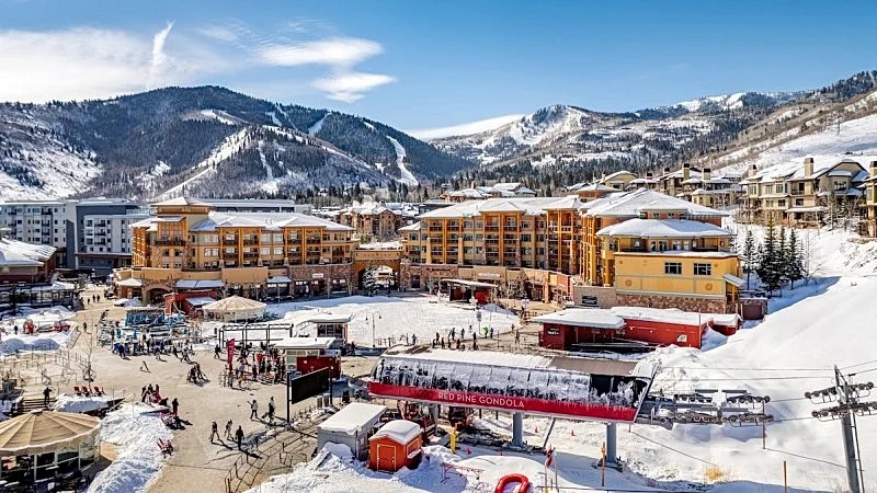 Superior Ski In Ski out, Top floor Penthouse, Pool, Hot Tubs Conde Nast Forbes Award Winner C411