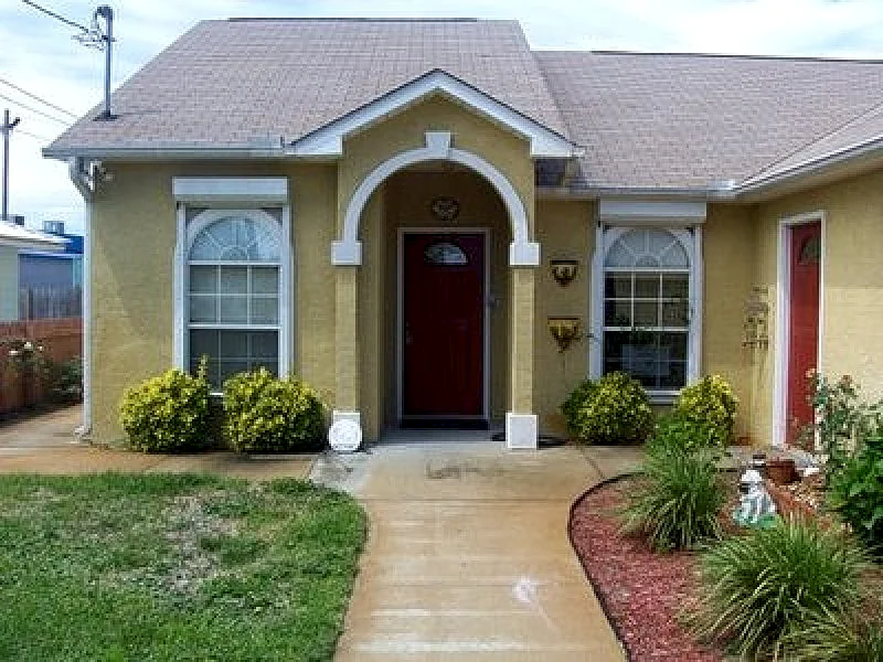 3 bedroom 2 bath Home Private Pool, Pet Friendly