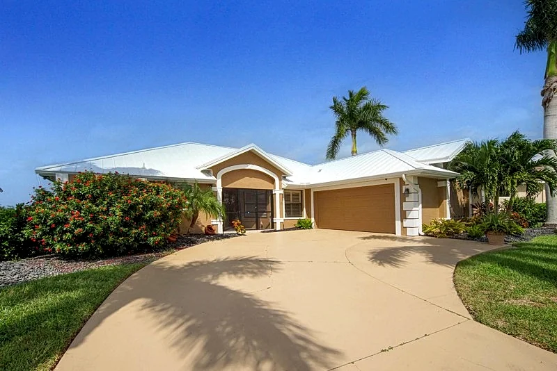 CCVS - Villa Secret Corner - Tranquil Waterfront Retreat with Private Pier in Cape Coral