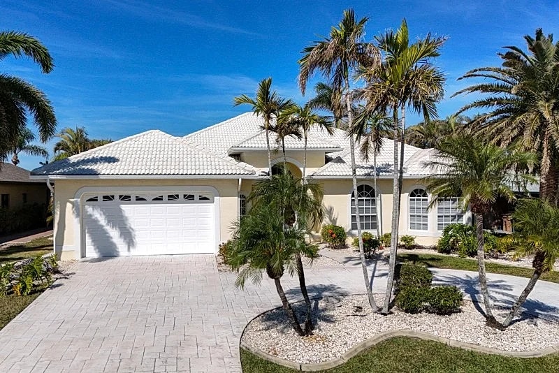 CCVS - Dream Villa Mango Bay - Spacious Retreat with Pool & Hot Tub in Cape Coral
