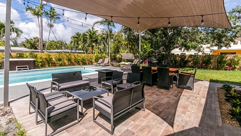 HOLLYWOOD CASTLE PALACE..7 BEDROOM 4 BATH POOL HOME .hot tub Close to beaches.
