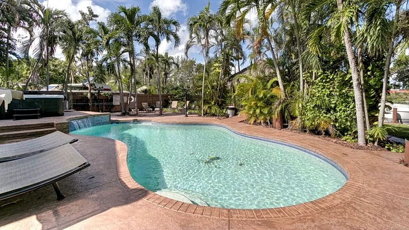 DESIGNER OASIS RESORT ..11 BEDROOMS ..PRIVATE RESORT .SLEEPS 24 GUESTS