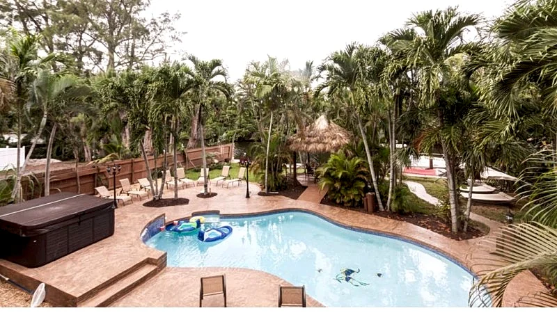 VILLA LION 3 ../ 4 BEDROOMS 3 BATHS .TRANQUILITY WATER FRONT.