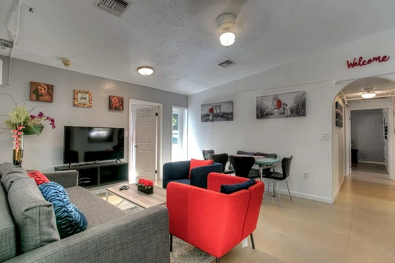 AMAZING HOLLYWOOD RETREAT..4 BEDROOMS 2 BATH PRIVATE HOME.