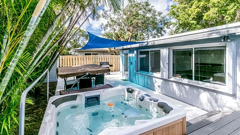 MODERN VACATION HOME.. 4 bedrooms 2 baths