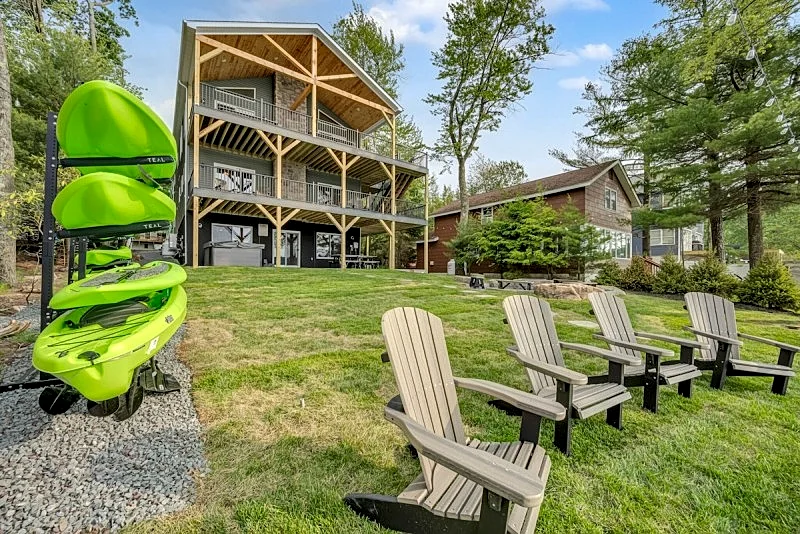 "Lake Front Livin" Beautiful Lake Front View, Private Beach, Dock, Firepit, Game Room, Kayak/ Canoe