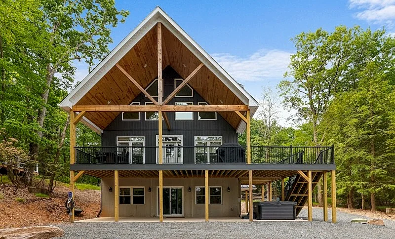 "Lucky Buck" Newly-Built, Near Lake & Golf, Fire Pit, Hot Tub, Grill, Game Room Bar, EV Charger