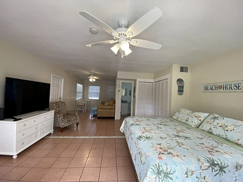 Walk to Beach, restaurants and shops “The Cottage”