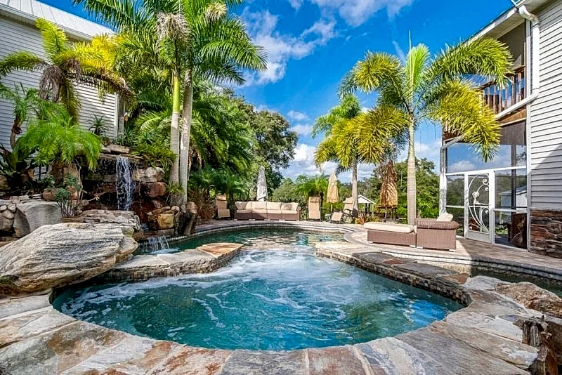Shangri-La! Private Waterfront Resort Sleeps 30 • 3 Acres •Mega Pool•Game House