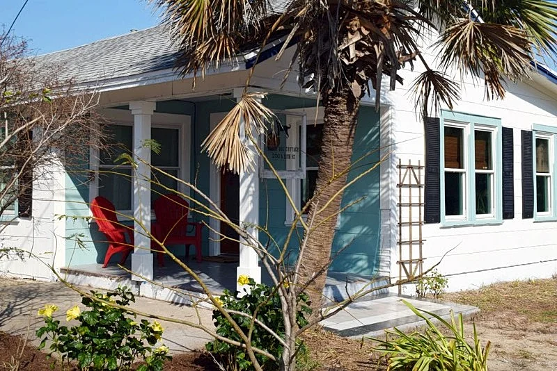 Stroll to Beach & Old Town from the Black Dog Cottage
