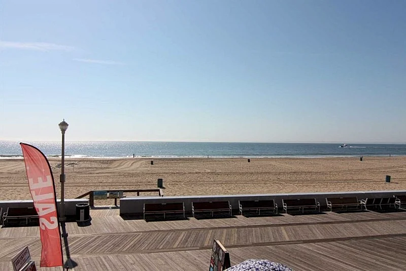 Great Large Ocean Front Condo Directly on Boardwalk Elevated Pool 70" HD