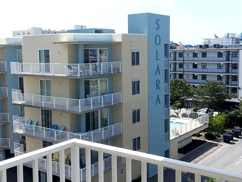 Mid-Town 2 Level Condo Steps to the Beach & Favorite Restaurants