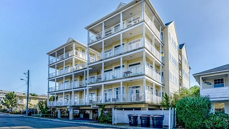 Beautiful Spacious 5 Bed 4.5 Bath Unique Condo steps to Beach Large Great Room