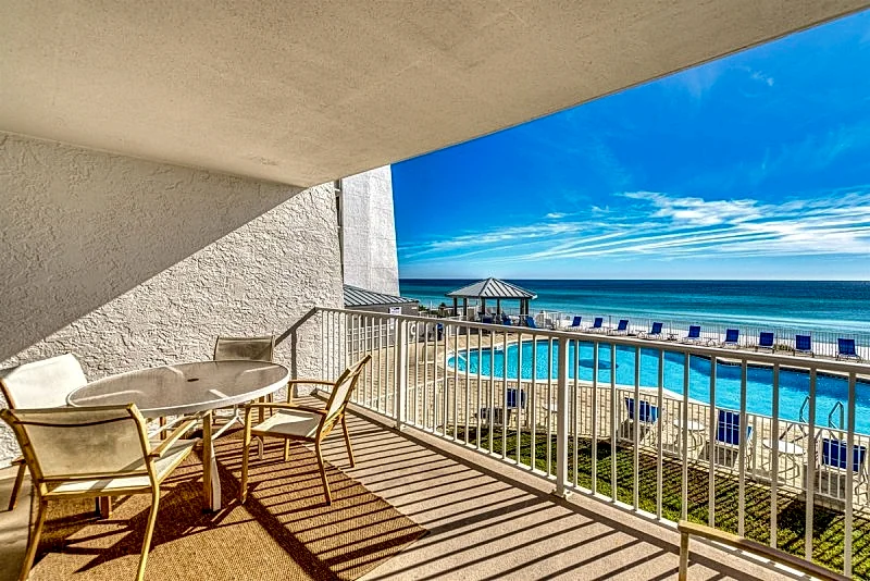 C204 | Beachfront with Beach Service, Pool, & WiFi