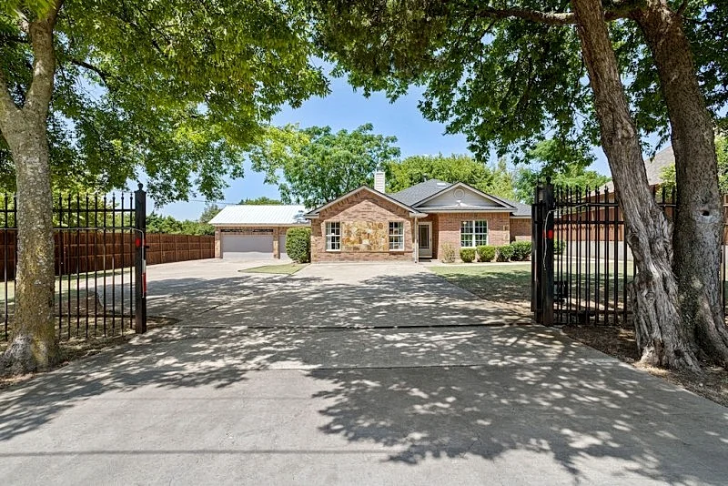 Gated House with Big Patio on 1 acre lot - Sleeps 20. Special for Events!!!