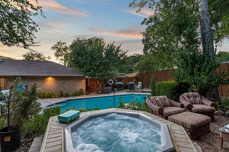 Pool ,Oasis, Amazing Home, Pool, Hot Tub, Grills, Fire Pit, Central Location