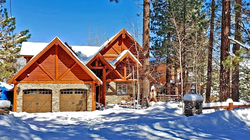 High-end lakefront, significant neighborhood, hot tub, game tables, great views!