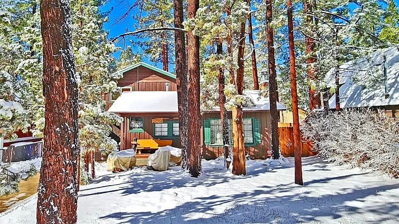 Family cabin: Hot tub, firepit, game room, fenced, BBQ, movie lineup