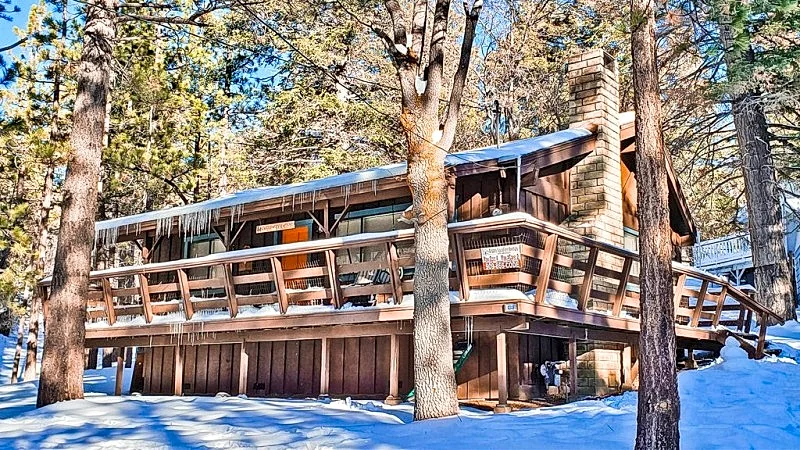 1mi to Bear Mountain! Modern romantic cottage, WiFi, fireplace, vaulted ceilings