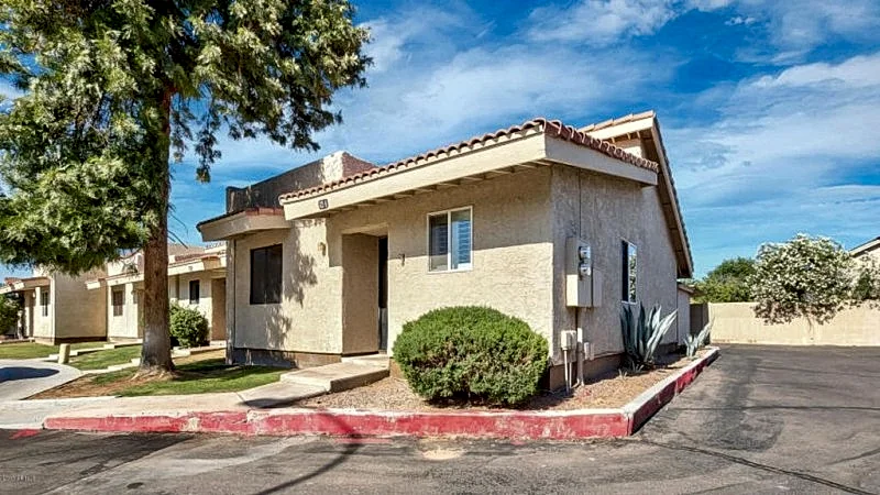 Cozy 2 Bedroom Condo , Walking Distance to Old Town Gilbert!